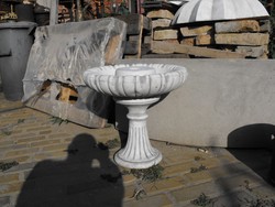 Garden stone flowerpot bubbling goblet fountain bird drinking bowl statue holding postmans