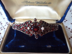 Antique garnet bracelet decorated with pearls