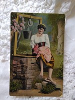 Antik képeslap/üdvözlőlap nő vizeskorsóval, kerekes kút 1909