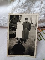 Régi katonai fotó, katona kabátban, nővér/ápolónő