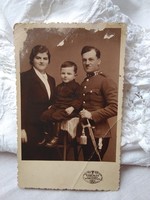 Antik fotólap, műtermi fotó férfi karddal katonai egyenruhában, és családja Ferenczy Nyíregyháza