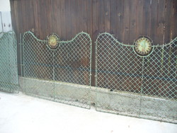 Jó állapotban lévő vas kapu, kerítés