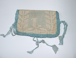 Régi,antik selyem bélésű,horgolt kézimunkával díszített zsebkendőtartó de akár párna előlap is lehet