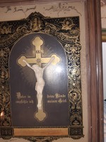 Anti közel 200 éves arnnyal diszitett keretlapon Krisztus a kereszten szobor