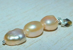 Champagne-ecru shiny cultured real pearl pendant