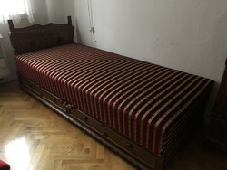 Koloniál stílusú faragott ágyneműtartós heverő