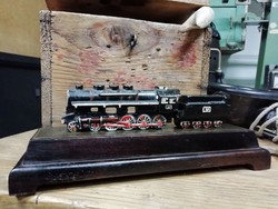 Öntött alumínium régi kis mozdony, vonat makett, gyűjtőknek