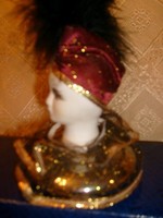 TK Antik Teababa eredeti vörös sapka fejfedővel+ márkás Toll díszes ritka Porcelán fej, 17 cm magas