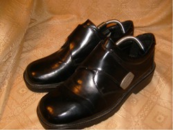 E 13 Luxus 44-es tépőzáras elegáns lakkbőr cipő erősítettsarok merevítővel SASSON SHOES MÁRKÁJÚ