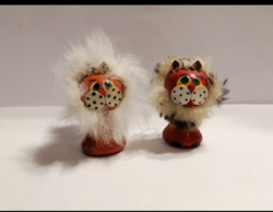 Two small wooden lions (813)