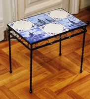 Régi, kis asztal fém Delft csempe lapokkal