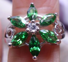 925 ezüst gyűrű 18,1/56,8 mm, smaragdokkal