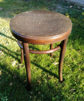 Antik thonet  jellegű fa lyukacsos  ülőke , támla nélküli szék. Papir etikettel jelzett