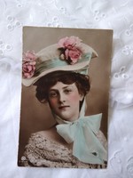 Antik, pink-kék kézzel színezett fotólap/képeslap elegáns hölgy kalapban, csipke, rózsa 1908