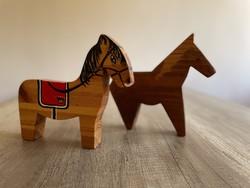 Kézzel készített  2 db  vintage fa ló