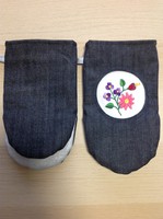 Pot glove decorated with Hungarian embroidery