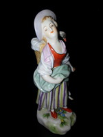 Ludwigsburgi porcelán figura - parasztlány