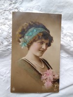 Antik kézzel színezett fotólap/képeslap, elegáns hölgy pink-kék színekben 1910-es évek