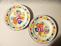 2 db régi jelzett csehszlovák festett kerámia tányér, fali tál