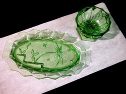 Régi zöld üveg kínáló tál kaktusz és pálmafa vésett mintával + talpas kínáló
