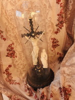 Antique relic with cross of Jesus, under it two statues, under glass cover