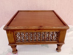 Marokkói teázó asztalka, Jellegzetes áttört díszítéssel, Mesteri kézműves munka.