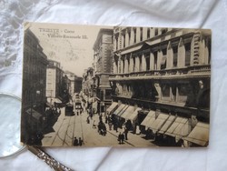 Antik olasz városképes képeslap/üdvözlőlap Trieszt utcakép, járművek, járókelők 1925