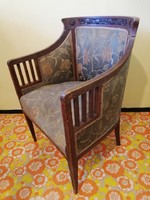 Erősen felújításra szoruló régi fotel