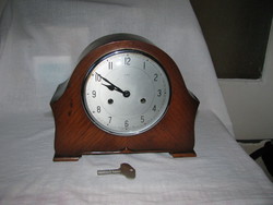 Szép formáju, kis méretü Enfield angol márkáju asztali kandalló óra
