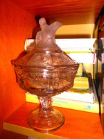 Antik   fedeles  üveg  kehely tetején savmaratott  figurával- báránnyal kisfiú