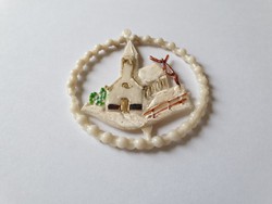 Régi műanyag karácsonyfadísz templom