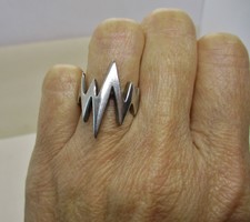 Gyönyörű modern ezüst gyűrű