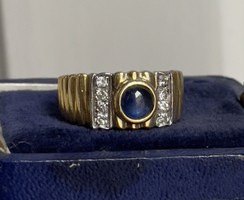 1 Forintról! 18ct ROLEX fazonú Arany gyűrű (6,2 gr) apró Gyémántokkal és 0,5ct Kaboson kék Zafírral!