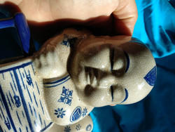 Elragadó nagyobbacska nipp, kínai porcelán szobor, vizesvödrön heverő kisfiú