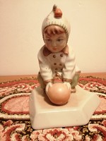 Zsolnay porcelán gyermek labdával.