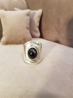 Ezüst design gyűrű, gránátkővel