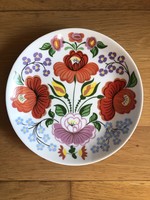 Hollóházi virágmintás porcelán fali tányér