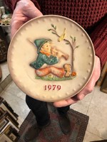 Hummel emlék tányér 1979-ből, porcelán, 17 cm-es átmérőjű.