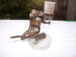 A boszorkány - lendületes bronz női akt szobor