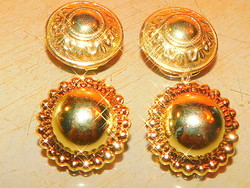 Together with 2 pieces of golden glossy retro ear clips from the 60s and 70s