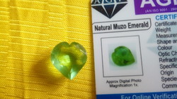 14 karátos szív alakú kolumbiai zöld smaragd drágakő tanúsítvánnyal