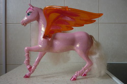 Barbie és a Gyémánt Kastély repülő csillám pegazus/Barbie szárnyas ló/Barbie pegazus