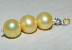 Cream yellow luster cultured real pearl pendant 2021. Fashion color of the year