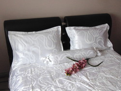 Wonderful white bedspread with pillowcases
