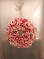 Fabulous door decoration made of 650 handmade paper roses