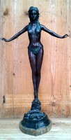 Bronz figura bikiniben ábrázolt hölgy