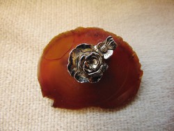 Ásványköves aranyozott rózsa bross