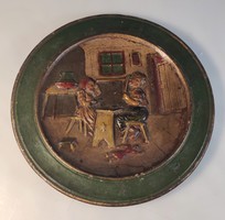 Tréfás jelenettel osztrák domborműves festett díszítésű tányérpár