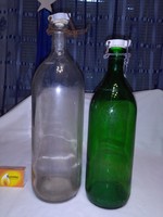 Két darab régi csatos üveg - zöld, fehér - együtt