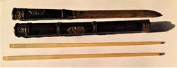 Antik, hagyományos kínai úti evőeszköz készlet: kés és két csont evőpálcika míves tokban. RITKASÁG!